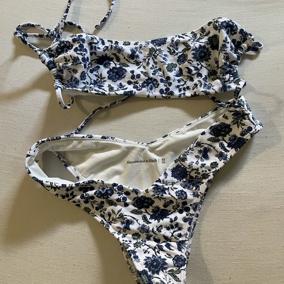 Abercrombie & Fitch Other - Abercrombie navy floral bikini sz XS